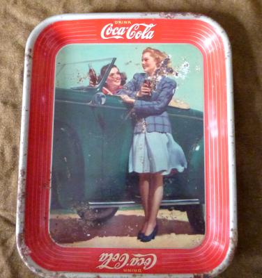 Plateau coca cola daté de 1942 femme à la voiture