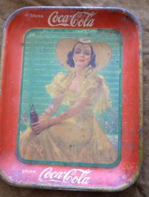 plateau coca cola daté de 1938 la femme à la robe jaune